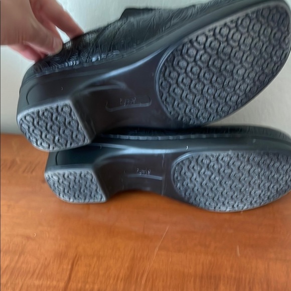 BareTraps Black Mules with Textured Comfort - Picture 4 of 5